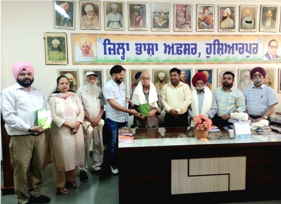 Harbhajan Kathar's collection of stories 'Dubde Suraj da Aaks' is public launching